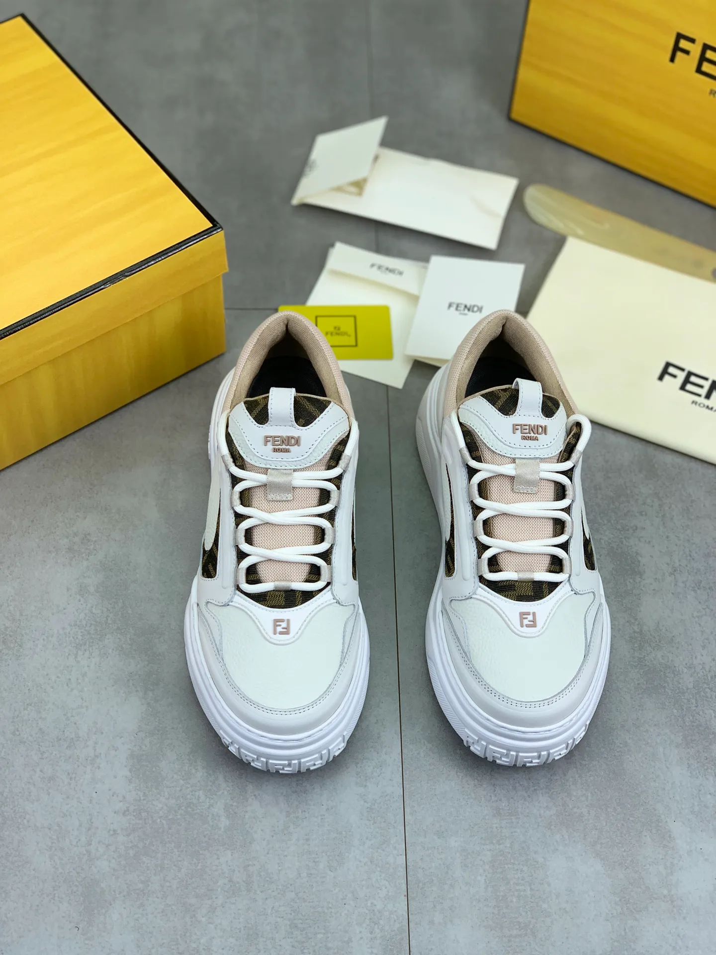 Men's men's shoes 💰P760 new style 💰💎💎💎 summer hot style [FENDI Fendi] top version 🆕New sneakers, wavy soles engraved with original words. Embossed Fendi Flow lettering on the heel. The upper is made of high-end calfskin and breathable materials. Original lining with tone-on-tone details decorated with innovative handcrafting techniques. Ultra-light and wear-resistant TPU and IP foam soles, overall lightweight and comfortable. Size:39-44 (38 45 can be customized)